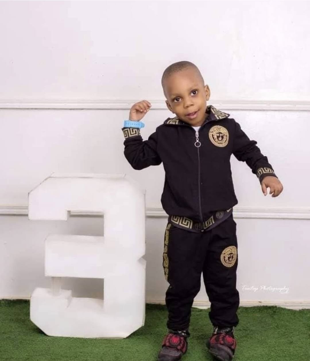 Luxury kids 3in1 tracksuit black/gold luxury kids 3in1 tracksuit blackgold